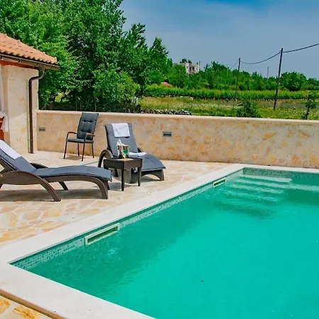 Ferienhaus Mit Privatpool Fur 5 Personen Ca 80 Qm In Drnis, Dalmatien Dalmatinisches Hinterland *