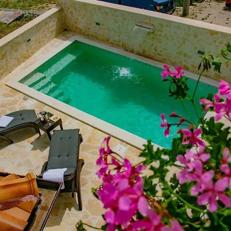 Ferienhaus Mit Privatpool Fur 5 Personen Ca 80 Qm In Drnis, Dalmatien Dalmatinisches Hinterland * Drnis